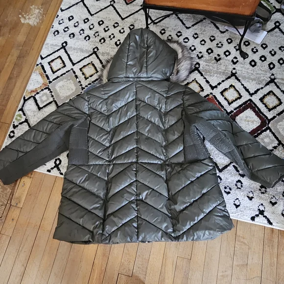 Michael Kors Olive Puffer Jacket with Faux Fur Hood Sz 3X - Picture 4 of 7